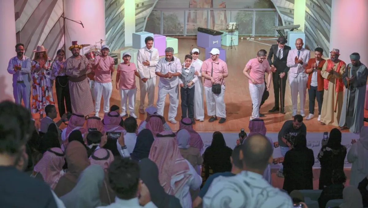 طاقم العمل وبعض الحضور بعد نهاية عرض صالة 4 - تصوير بشير صالح