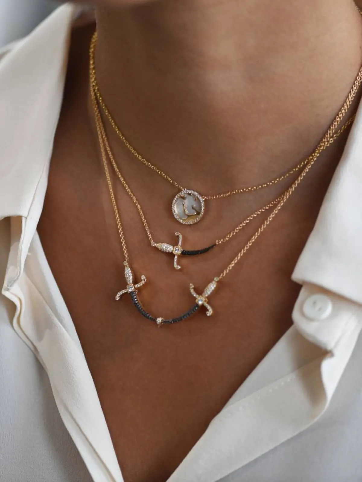 قلادات من مجموعة الخريطة السعودية وسيوف الحب