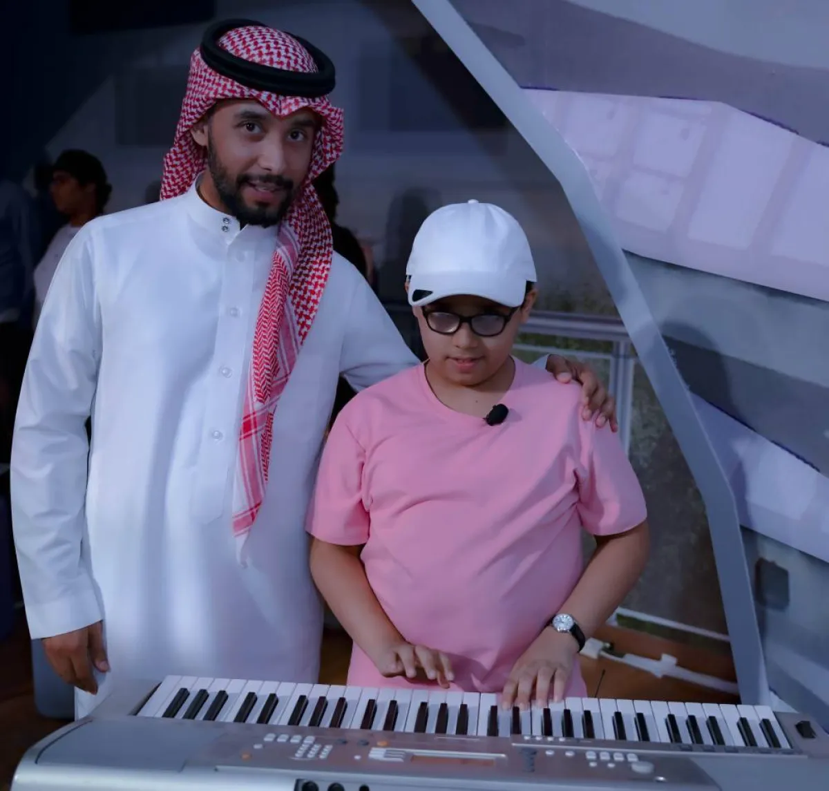 سلطان العنزي يتفاعل مع الجمهور بعد العرض المسرحي - 