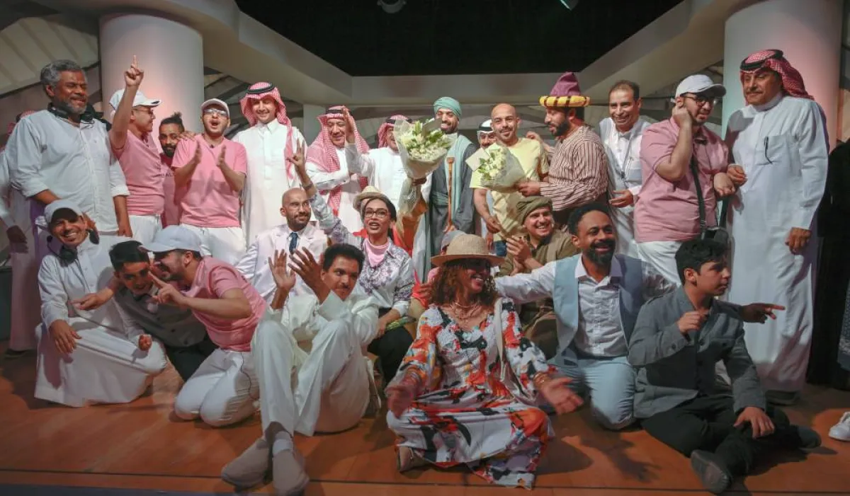 طاقم العمل وبعض الحضور بعد نهاية عرض صالة 4 - تصوير بشير صالح