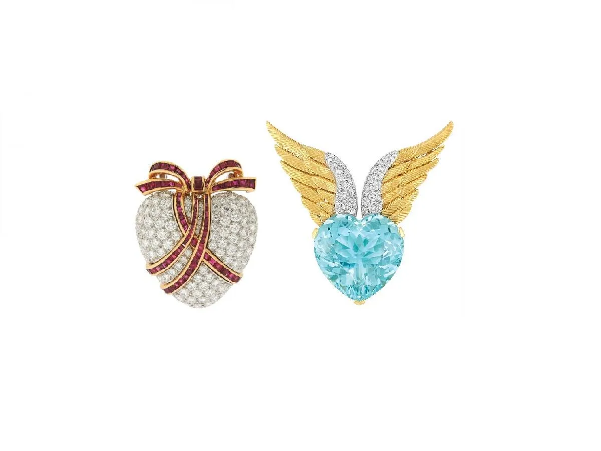 كوني متألقة بإطلالة أنثوية جذابة ببروشات على شكل قلب لخريف 2022