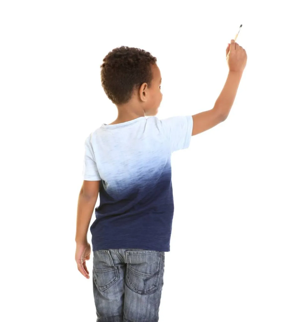 صورة لطفل يكتب على الحائط