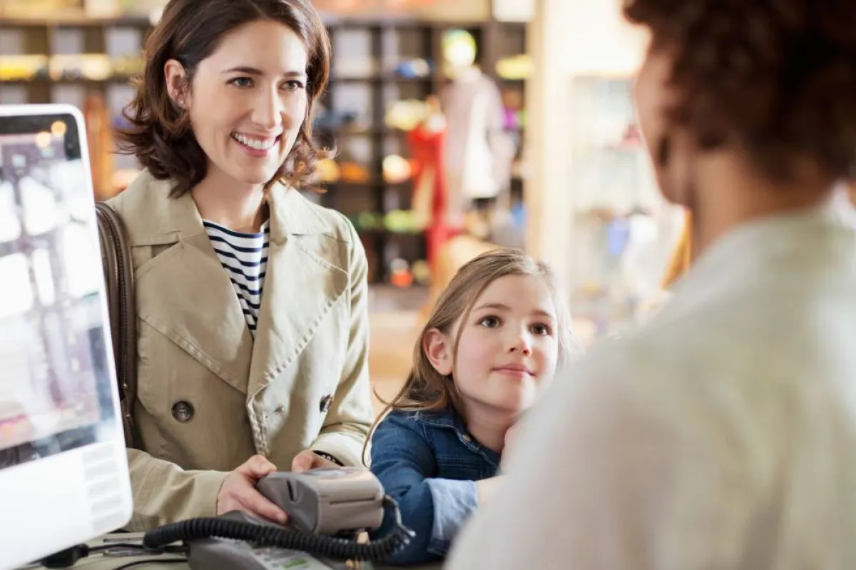 على كلّ أب وأمّ تعليم الطفل ااحترام من يقومون بخدمته...