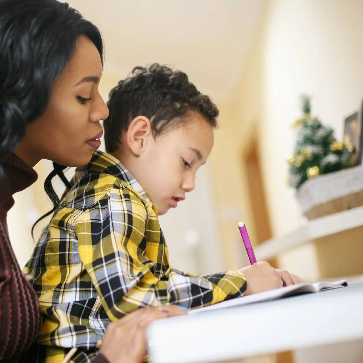 صورة لمعلمة وأحد طلابها الصغار