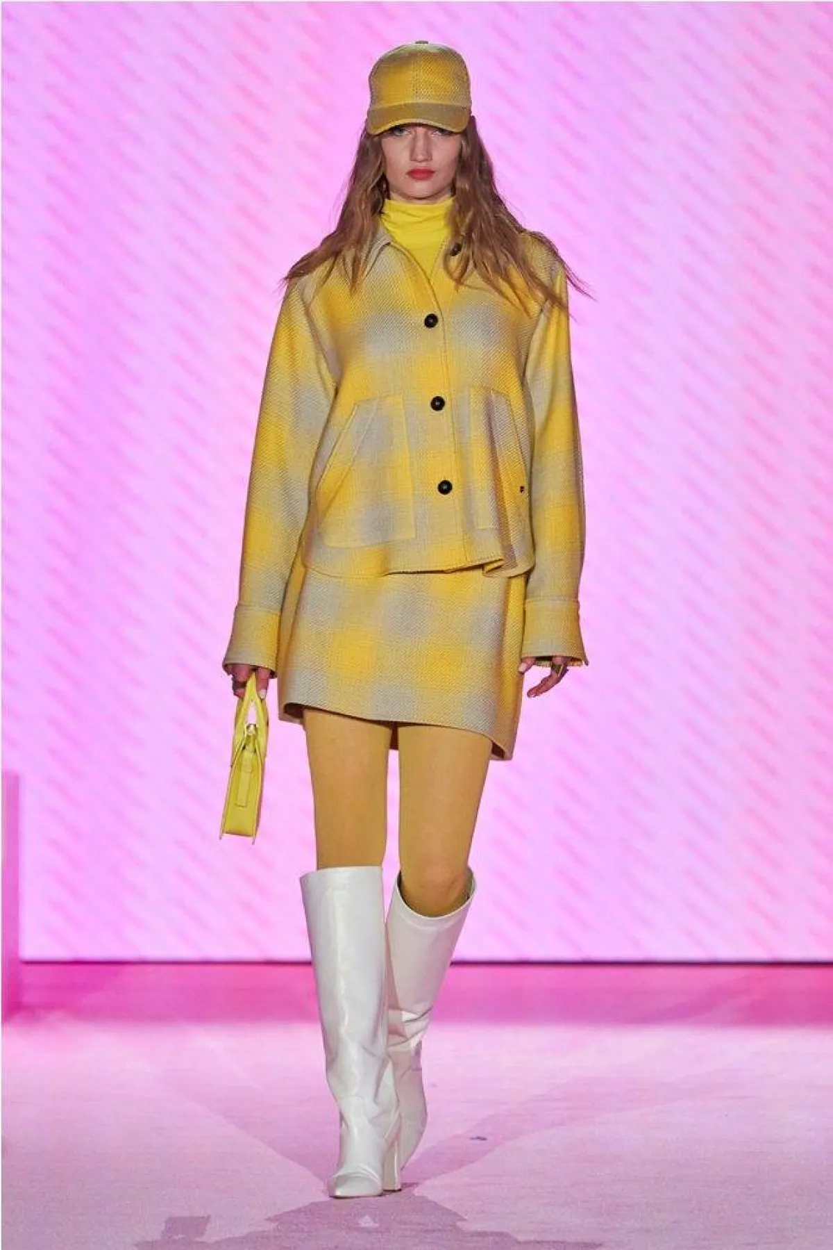 إطلالات خريفية باللون الأصفر 2022 من مارك كين Marc Cain