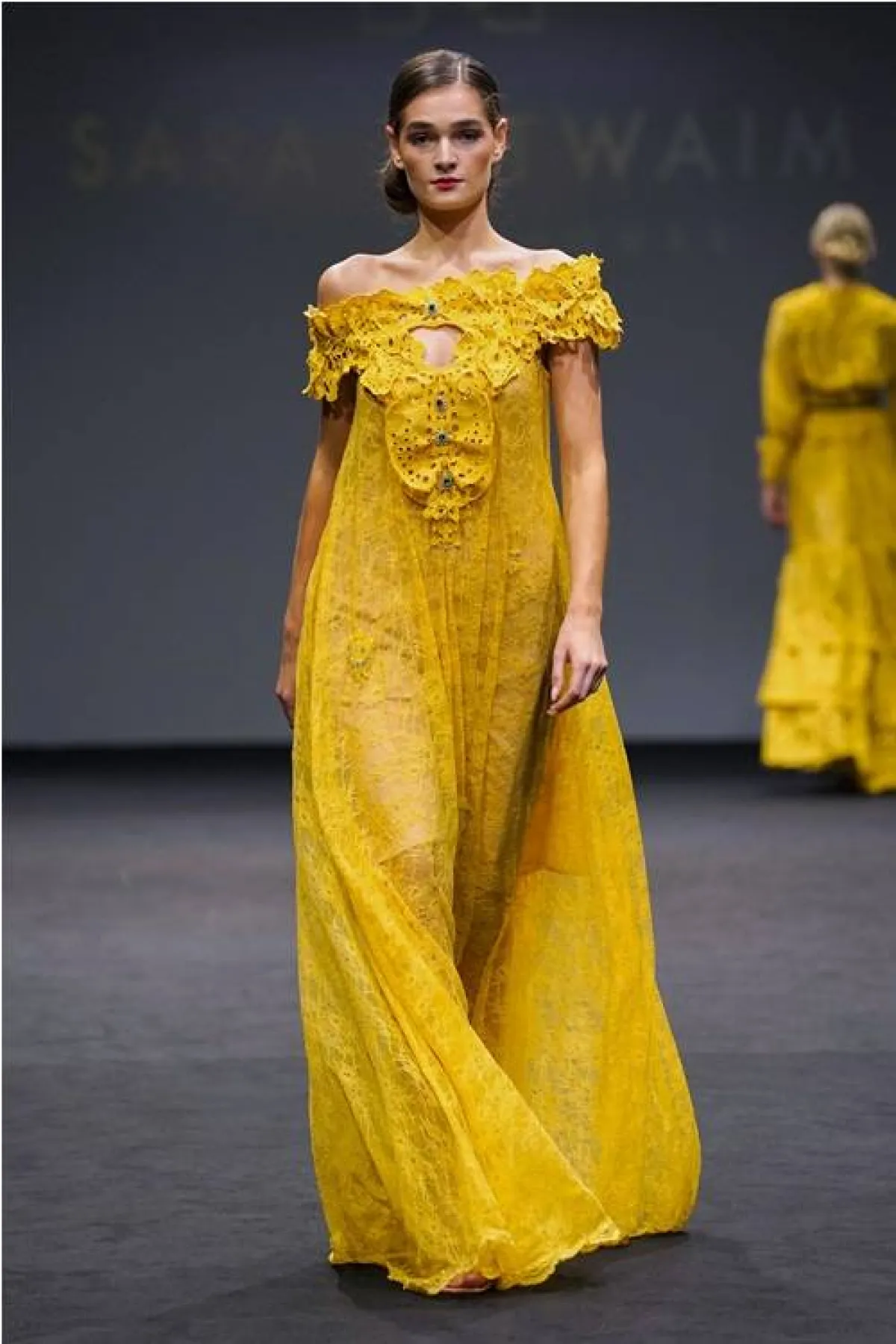 إطلالة خريفية باللون الأصفر من سارة الطويم Sara Altwaim