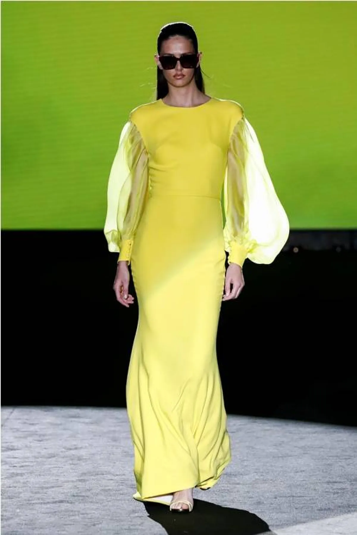 إطلالة خريفية باللون الأصفر من هانيبال لاجونا Hannibal Laguna