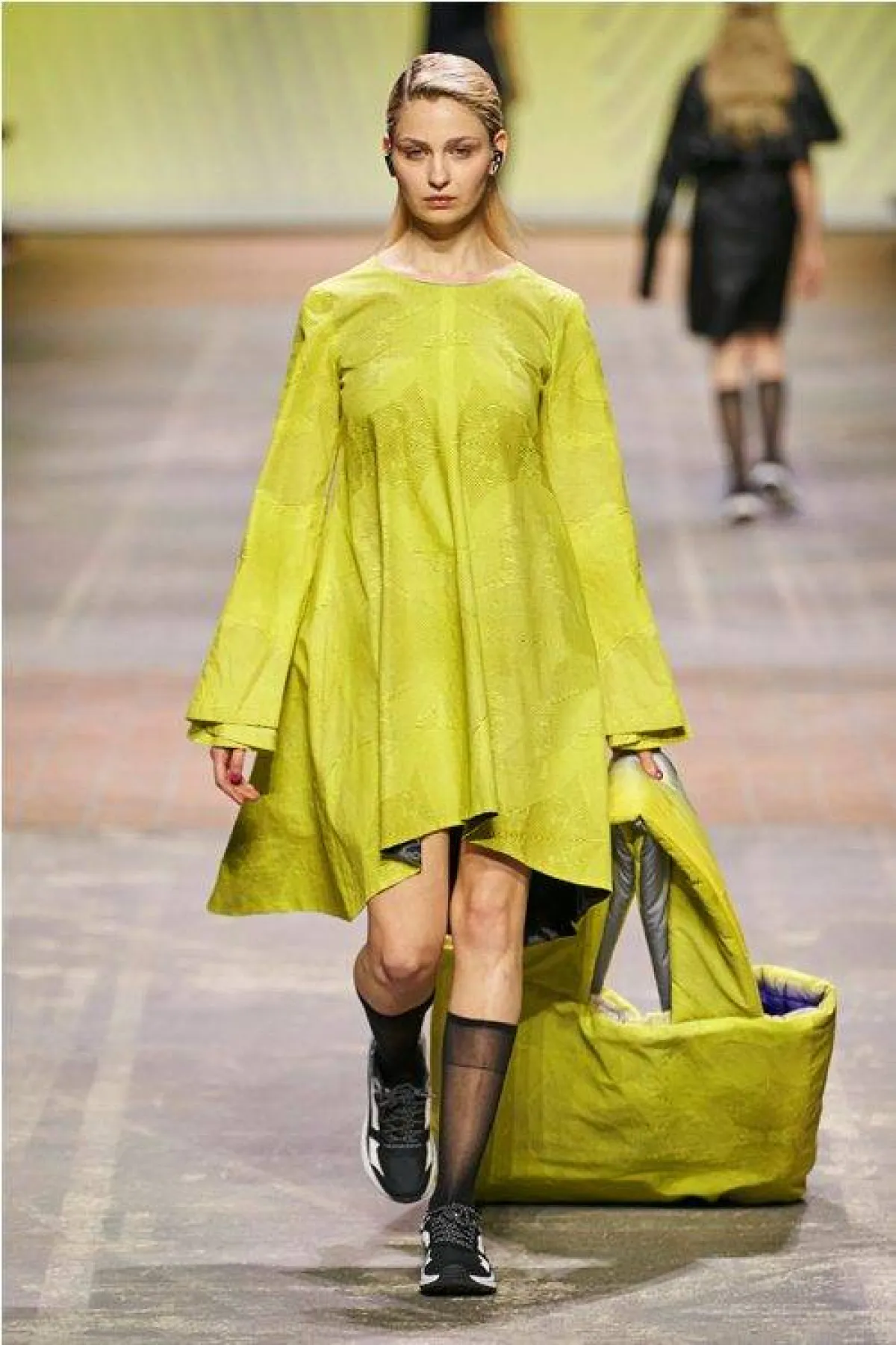 إطلالة خريفية باللون الأصفر من ريبيكا روتز Rebekka Ruetz