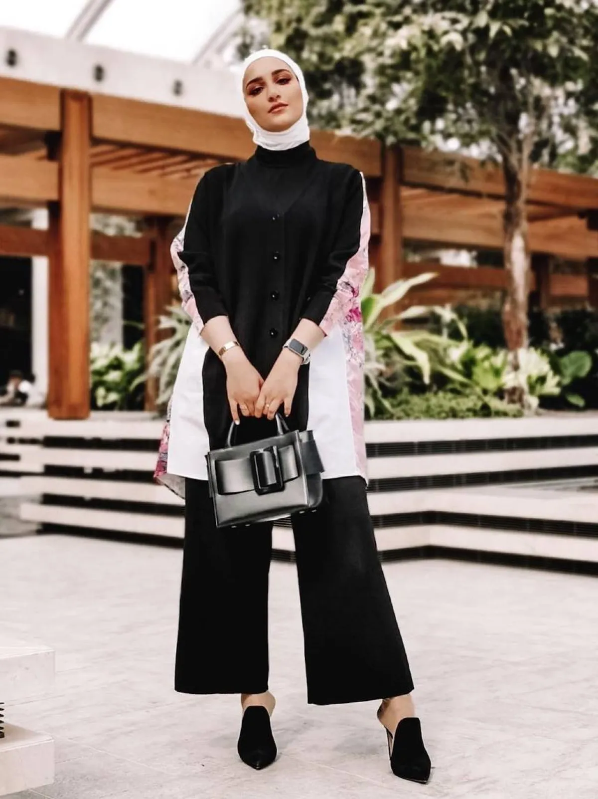 دلال الدوب بإطلالة عملية أنيقة