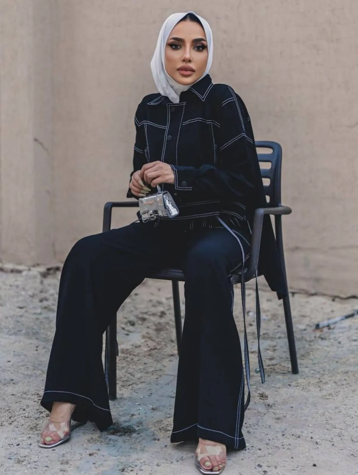 عايشة العقيل بإطلالة مونكروم