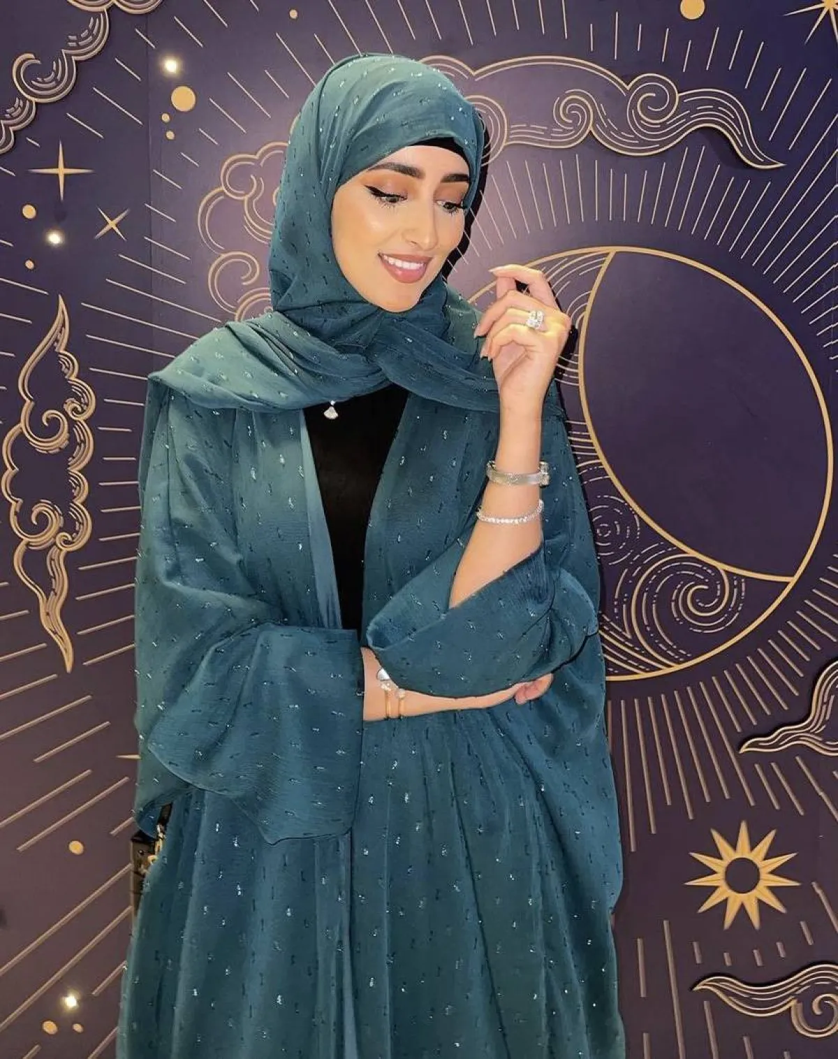 نجود مشعل بعباية خضراء فخمة