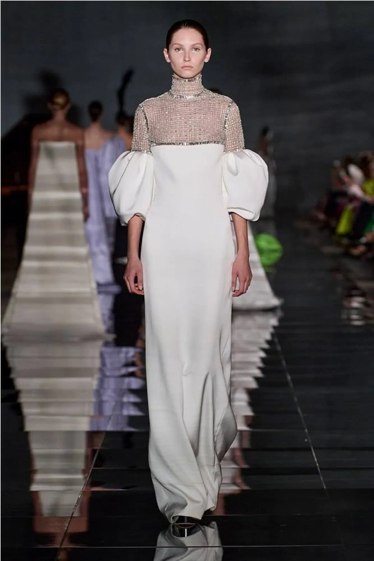 فساتين خطوبة باللون الأبيض لخريف 2022 من أنطونيو جريمالدي «Antonio Grimaldi»