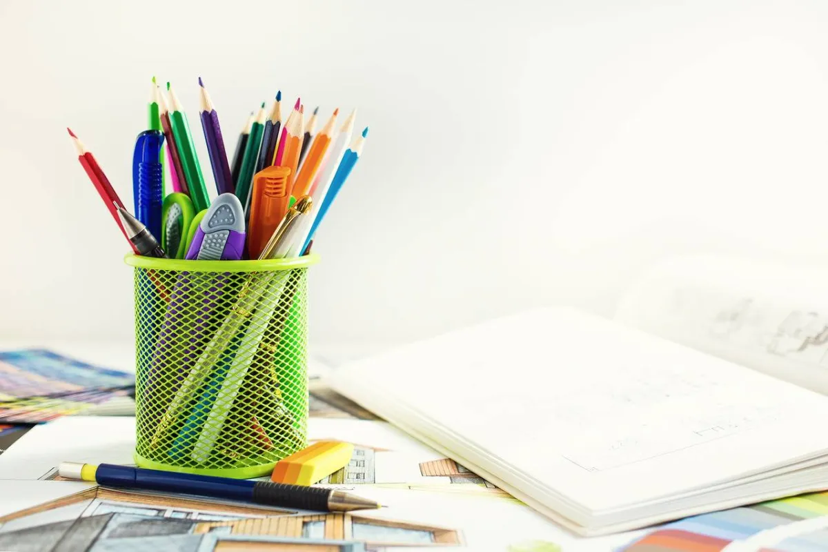 صورة لأقلام الرصاص بألوان قوس قزح