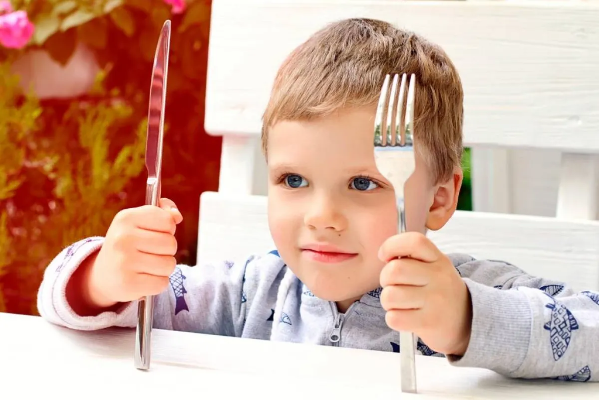 على كلّ أب وأمّ مسؤوليّة تعليم الطفل إتيكيت الأكل، في المكان العامّ والمطعم