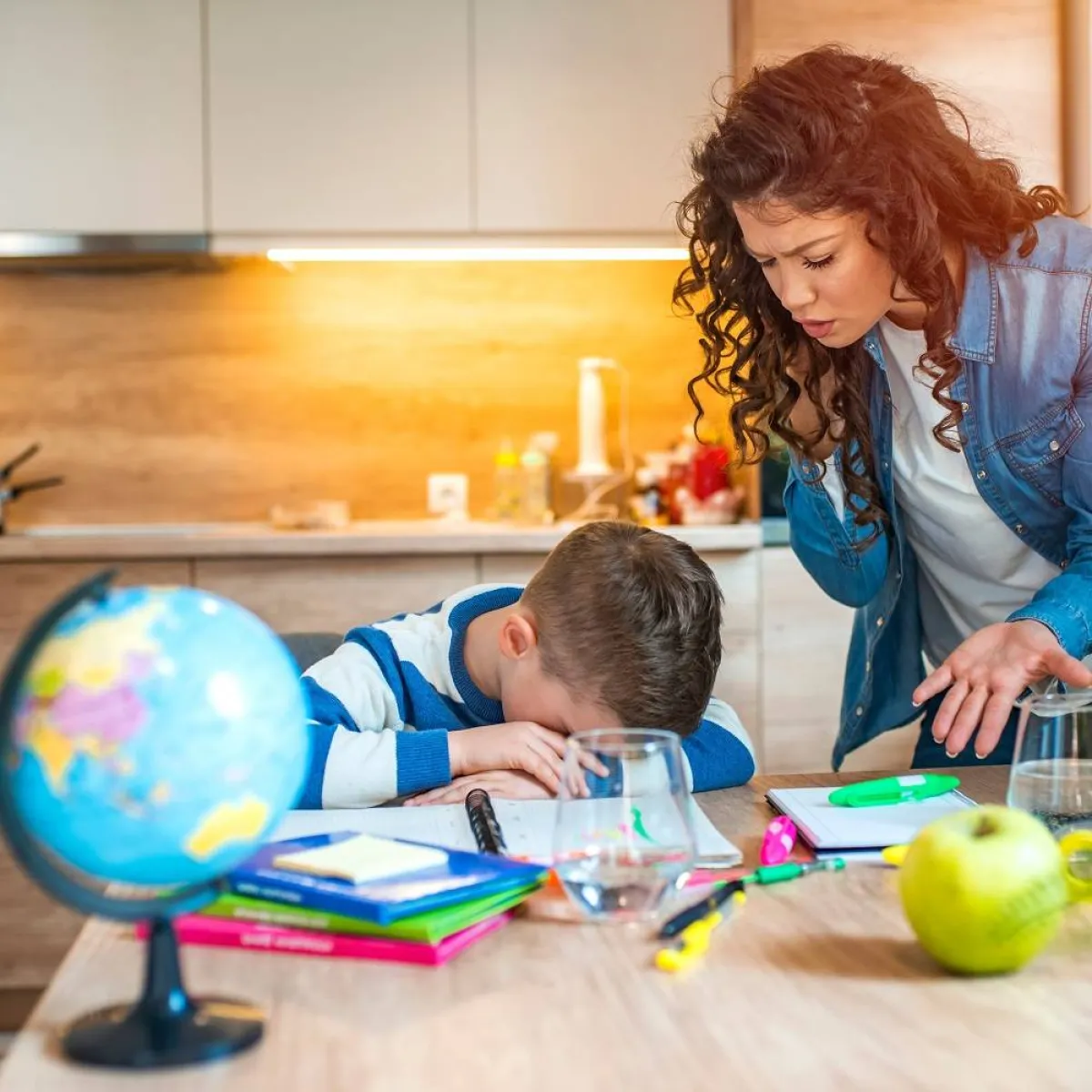 صورة لأم توبخ طفلها المهمل الكسول