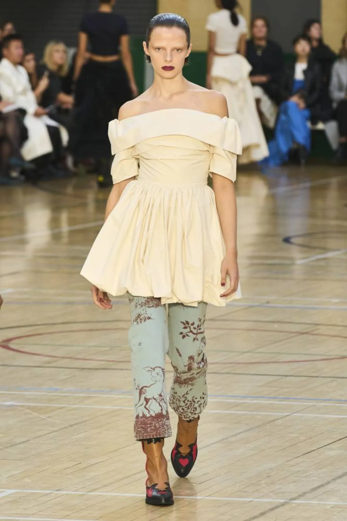 عروض اليوم الثالث من أسبوع لندن للموضة