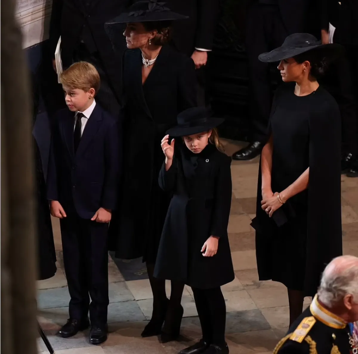 ميغان ماركل إلى جانب كيت ميدلتون وولديها الأمير جورج والأميرة شارلوت - الصورة من وكالة رويترز