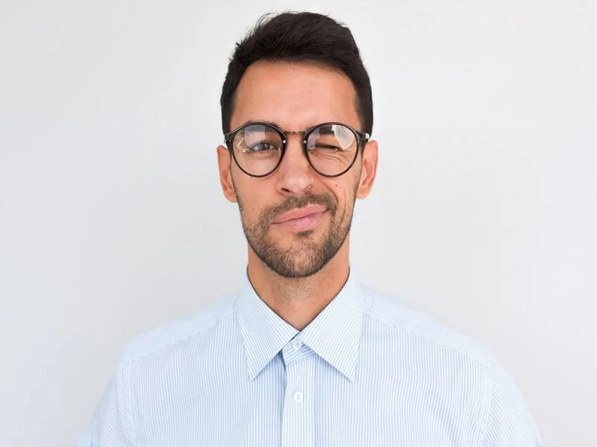 يعاني المصابون بمتلازمة توريت من التشنجات اللا إرادية الحركية 