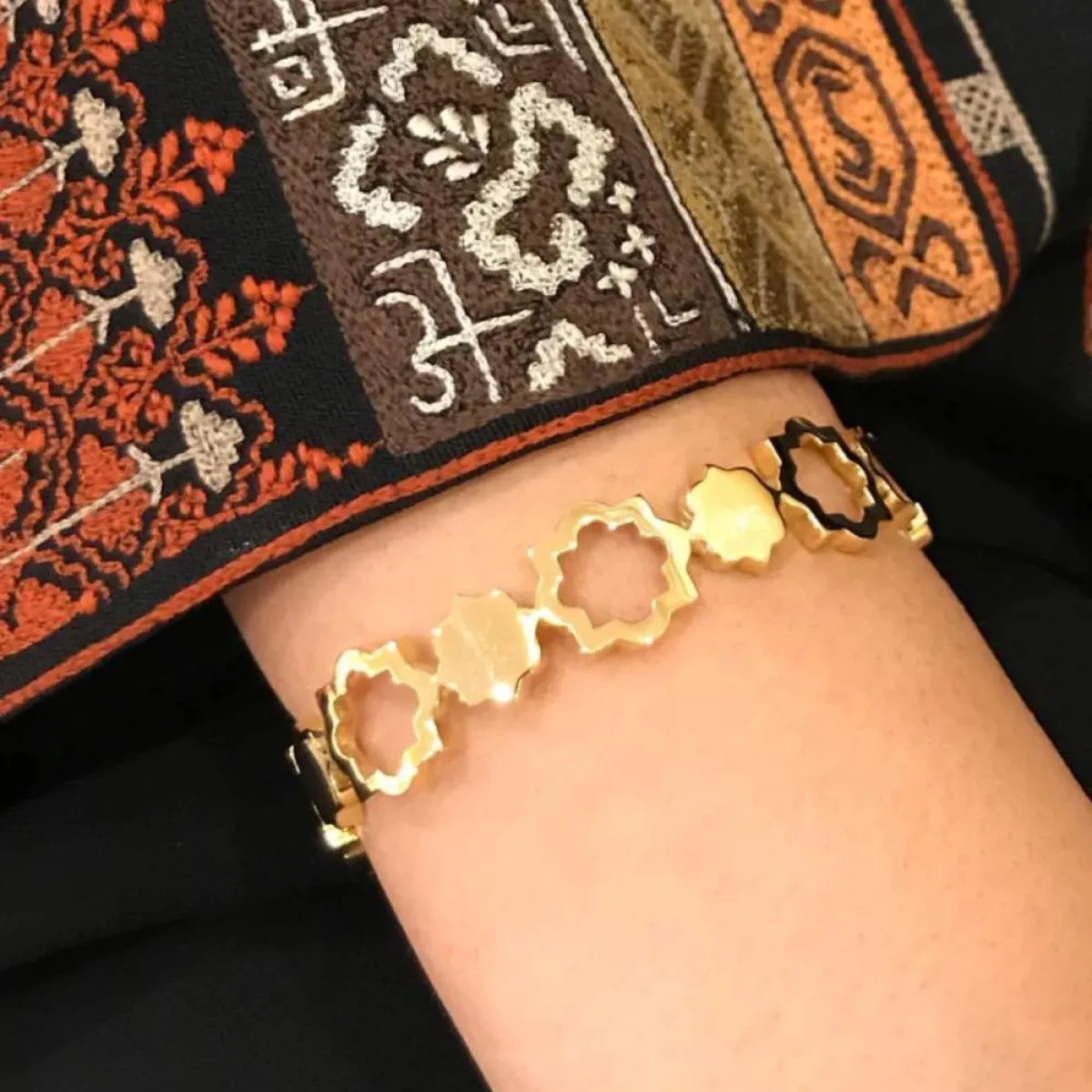 سوار أرابيسك مستوحى من التراث السعودي من مجوهرات روتانا