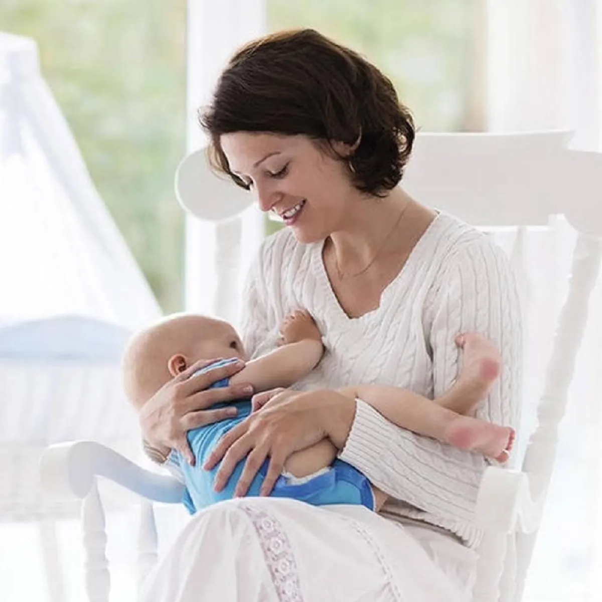 صورة لأم ترضع طفلها