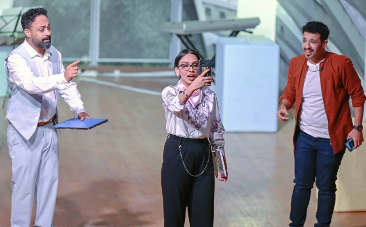 دنيا العنزي في دور نور صانعة المحتوى المثقفة في مسرحية صالة 4 - تصوير بشير صالح 