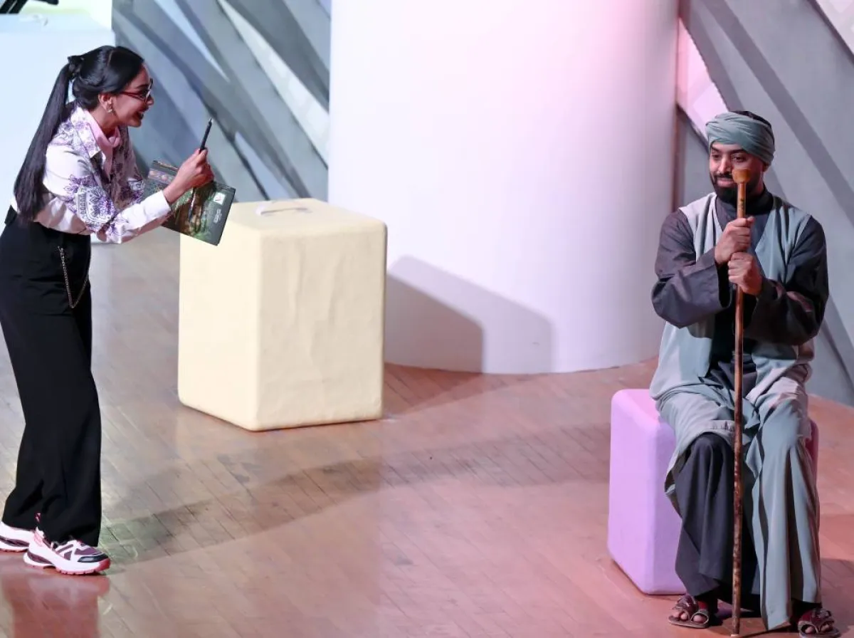 دنيا العنزي في دور نور صانعة المحتوى المثقفة في مسرحية صالة 4 - تصوير بشير صالح 