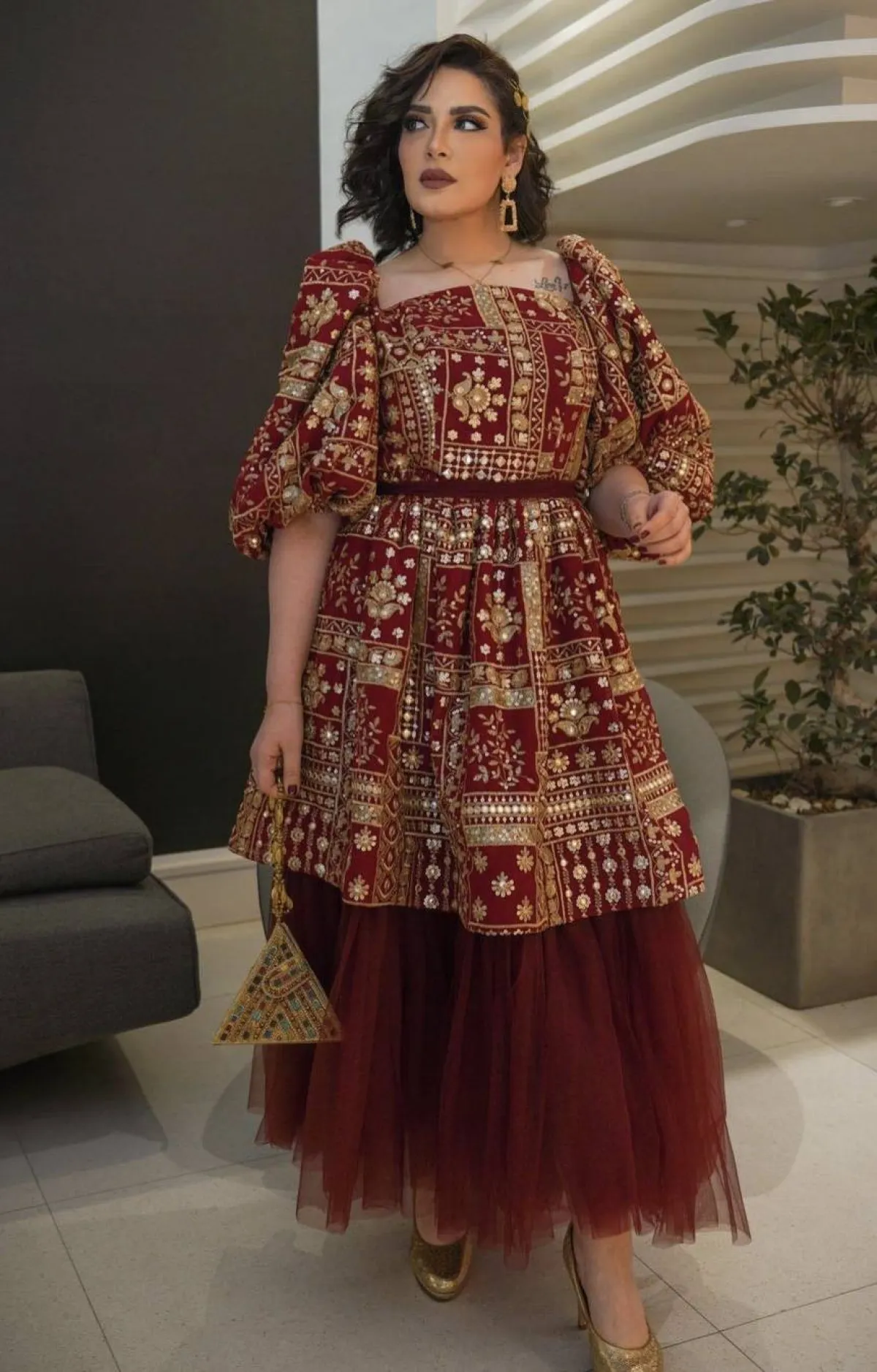 هبة الدري بإطلالة العنابي والذهبي