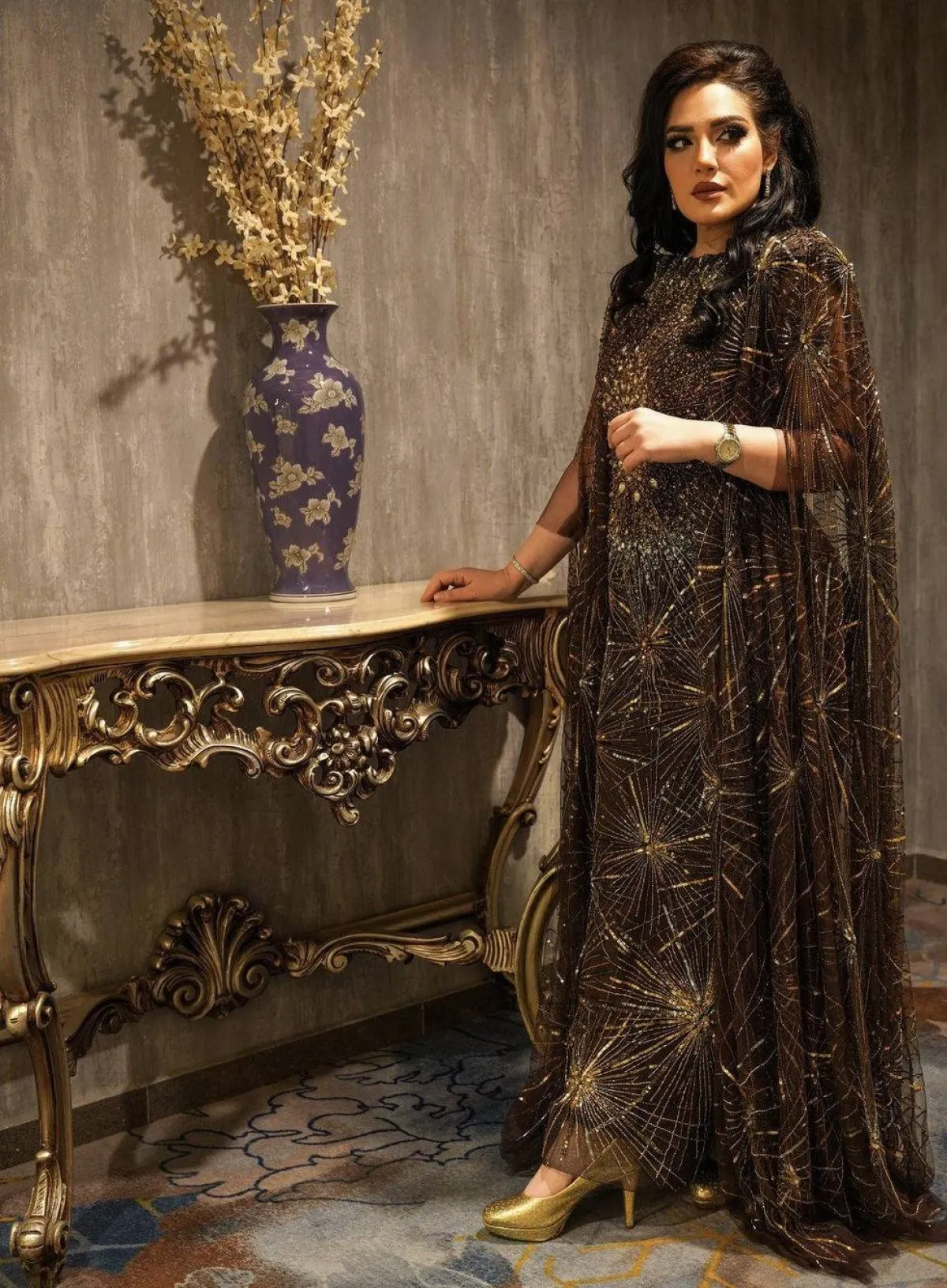 هبة الدري بجلابية فخمة مرصعة بالكريستال