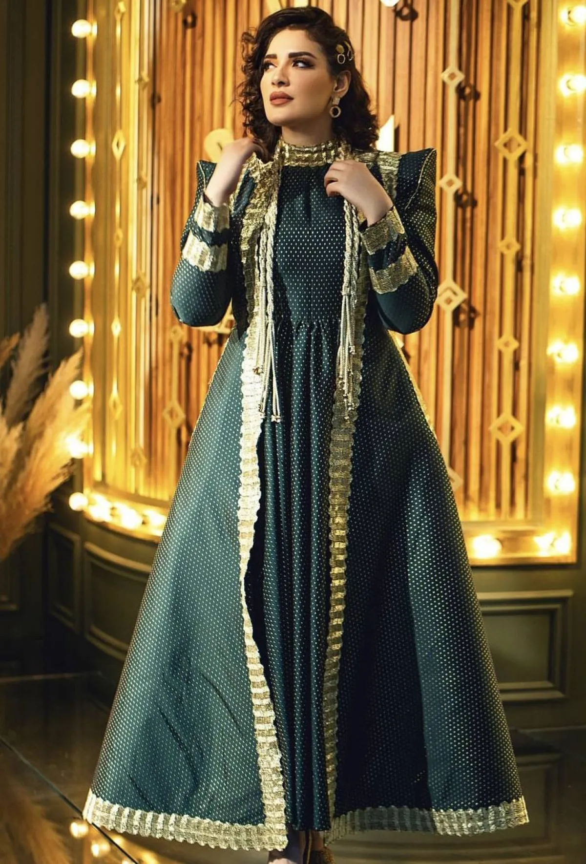 هبة الدري بإطلالة الأخضر والذهبي