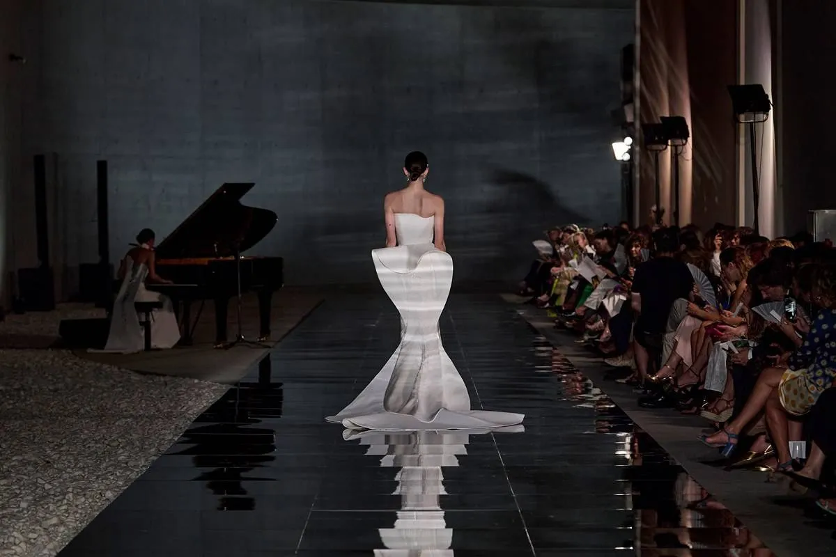 فساتين خطوبة باللون الأبيض