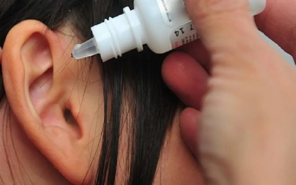 وضع قطرات من  الصودا أو الزيت في الأذن