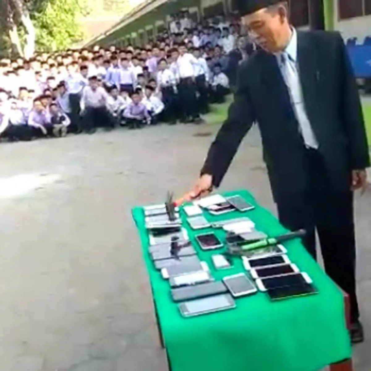 أغرب طريقة لمعاقبة طلاب أحضروا هواتفهم إلى إحدى المدارس