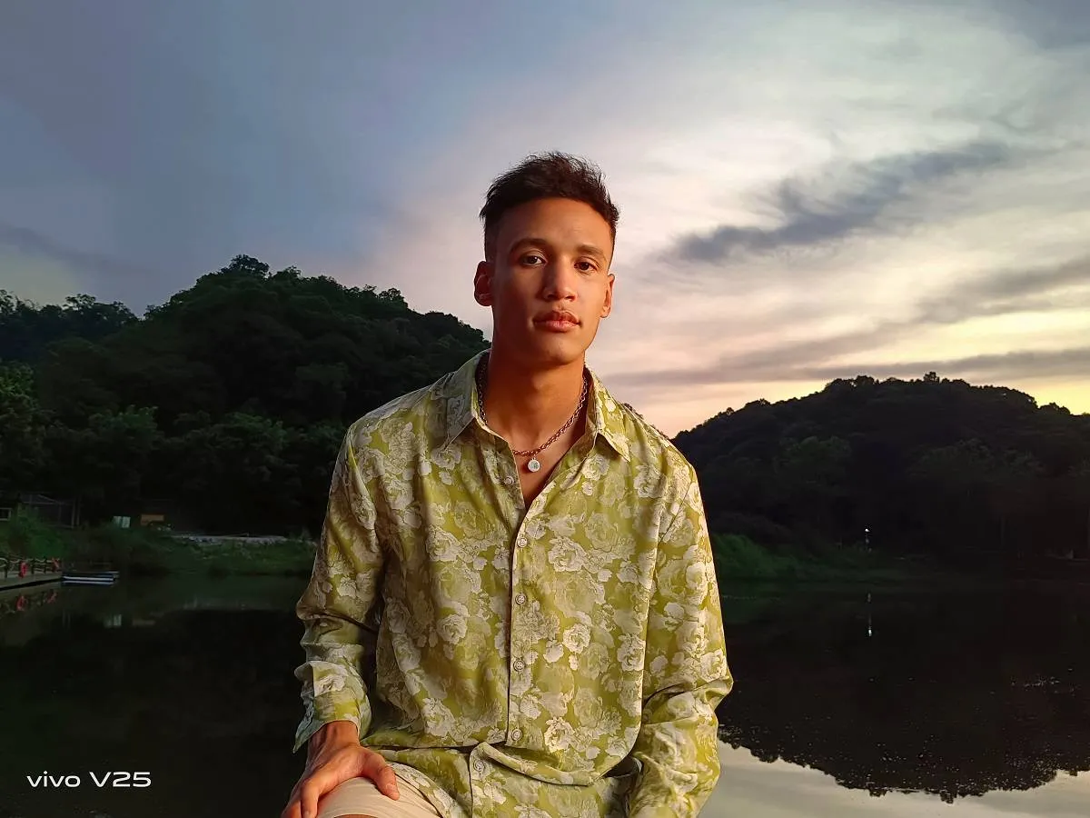  OIS Ultra-Sensing Camera