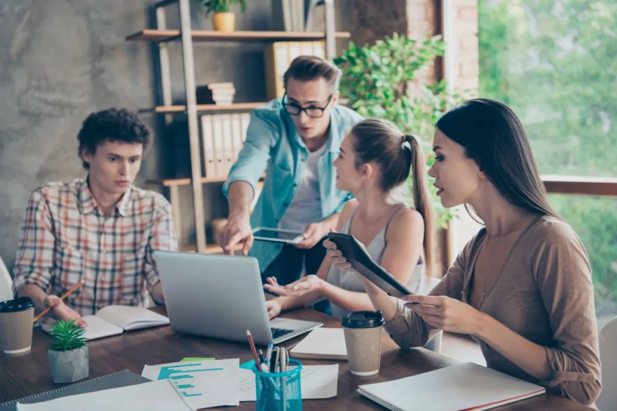 الموظّف المثالي صادق ومتعاون مع زملاء العمل