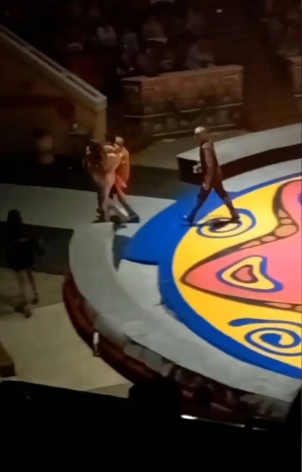 لاعبة سيرك روسية تسقط في الهواء أثناء تأديتها فقرة لتصاب ببعض الكسور