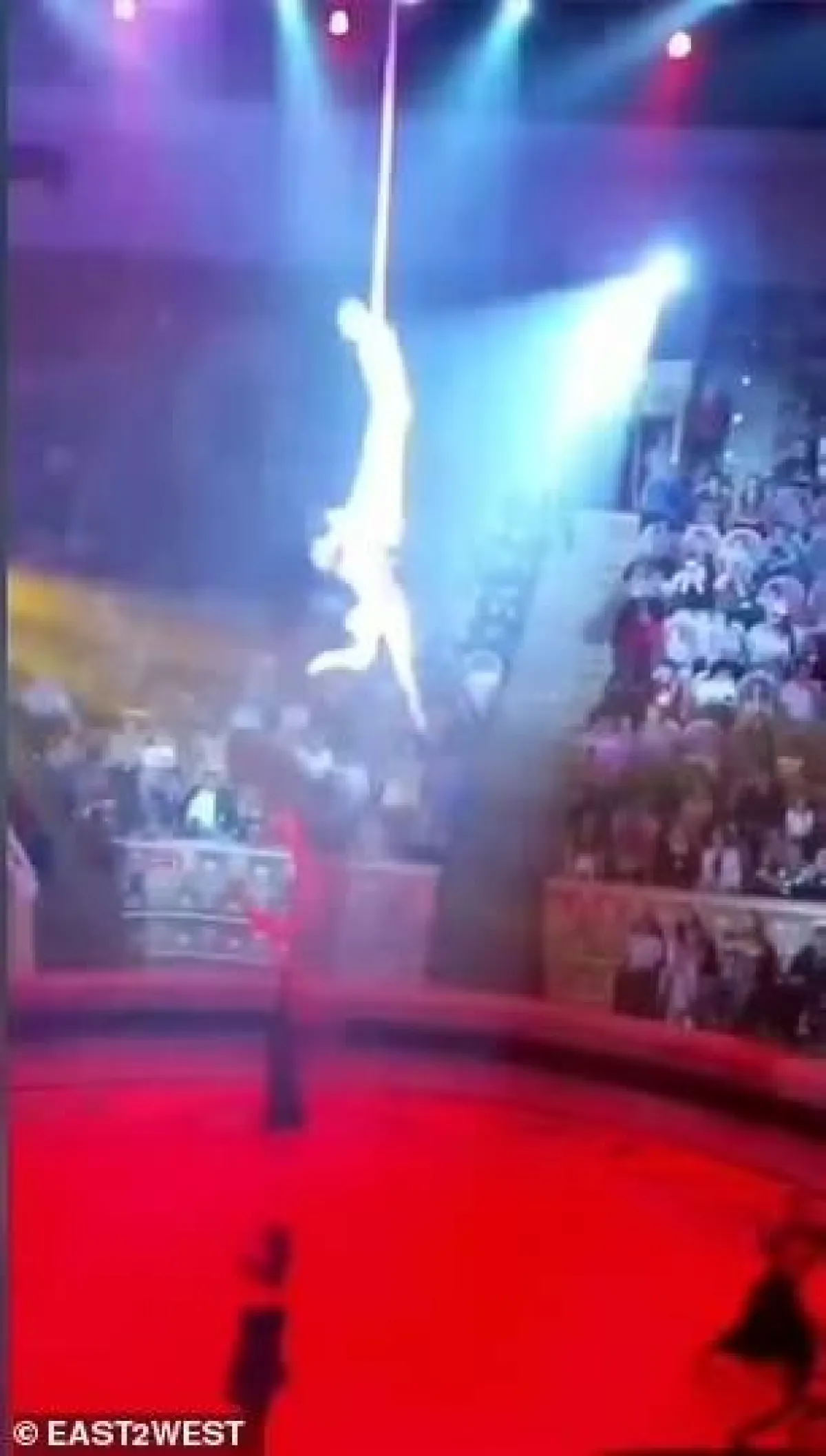 لاعبة سيرك روسية تسقط في الهواء أثناء تأديتها فقرة لتصاب ببعض الكسور