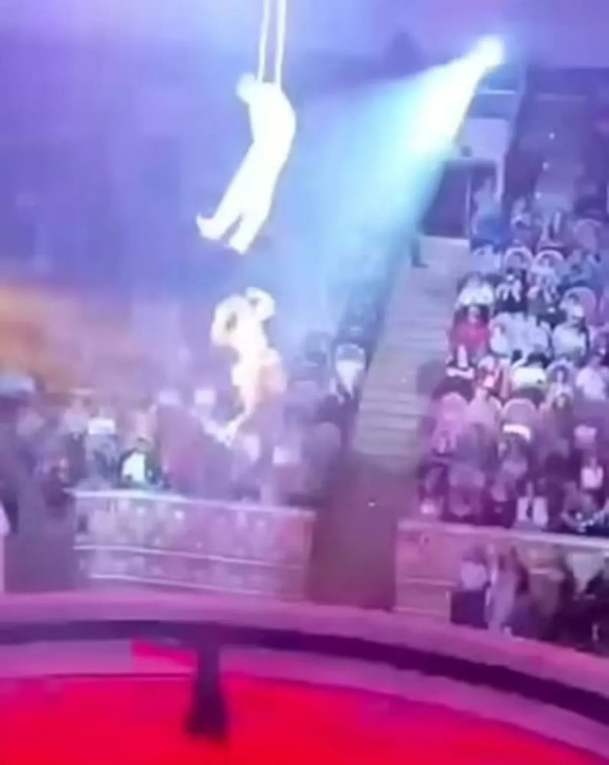 لاعبة سيرك روسية تسقط في الهواء أثناء تأديتها فقرة لتصاب ببعض الكسور