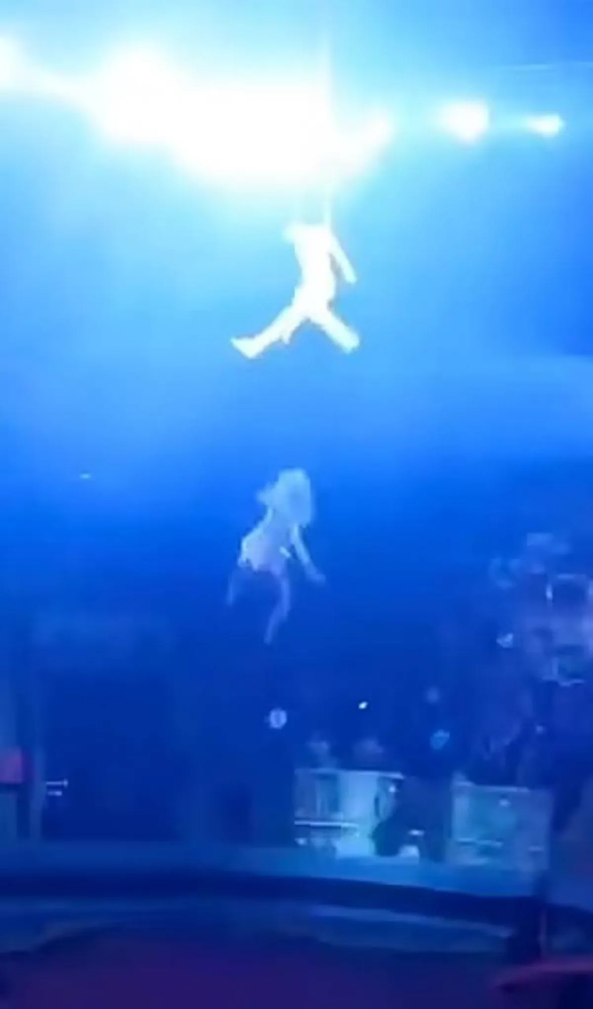 لاعبة سيرك روسية تسقط في الهواء أثناء تأديتها فقرة لتصاب ببعض الكسور