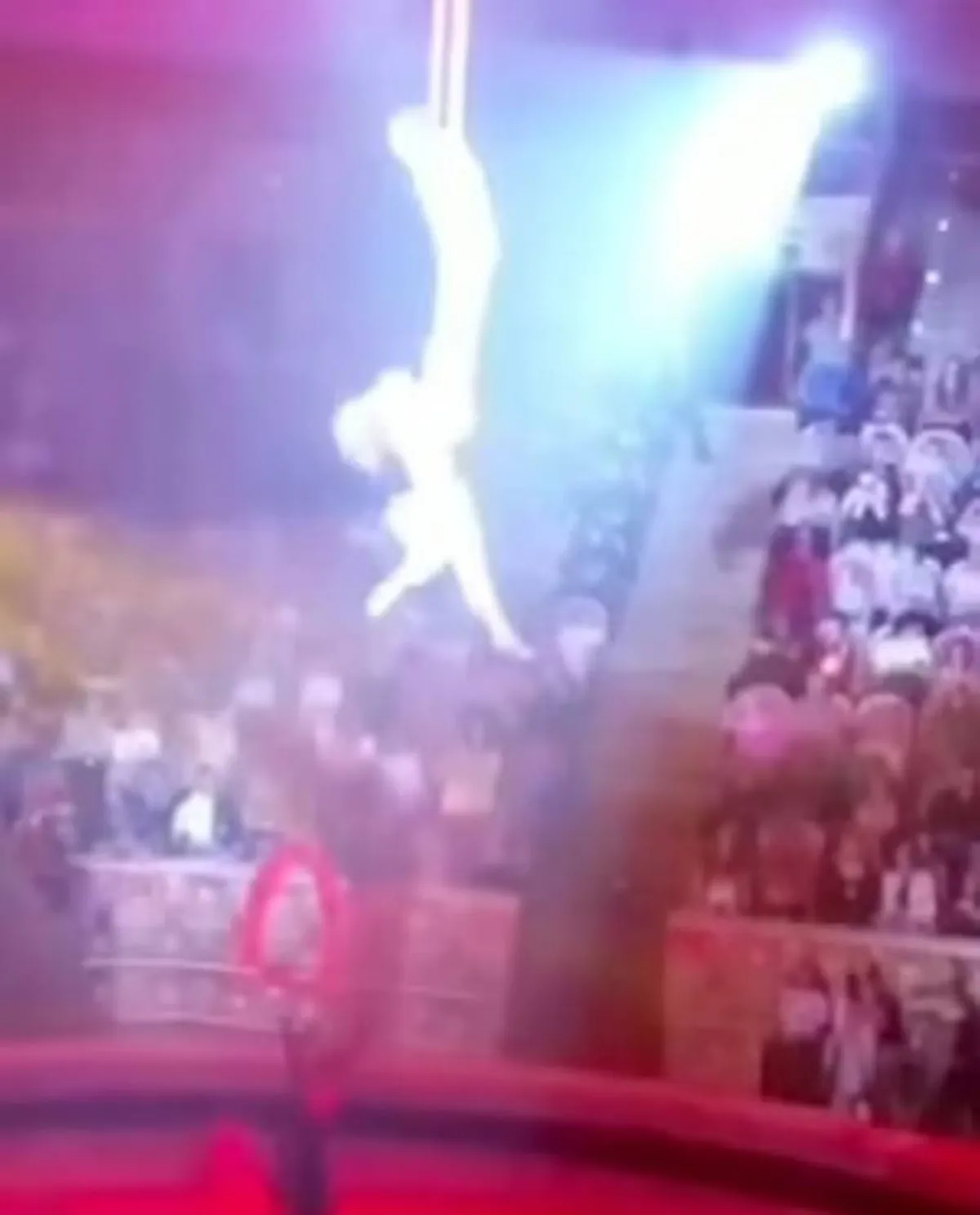 لاعبة سيرك روسية تسقط في الهواء أثناء تأديتها فقرة لتصاب ببعض الكسور