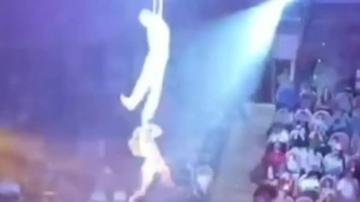 لاعبة سيرك روسية تسقط في الهواء أثناء تأديتها فقرة لتصاب ببعض الكسور