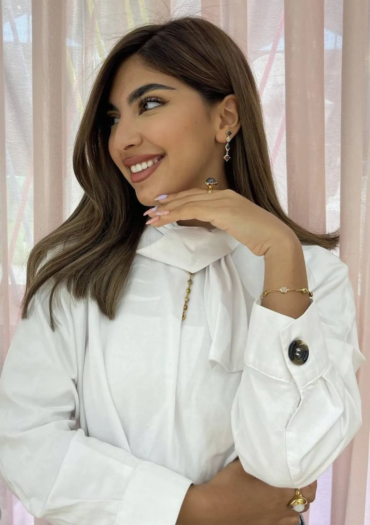 شوق محمد بمجوهرات ملونة