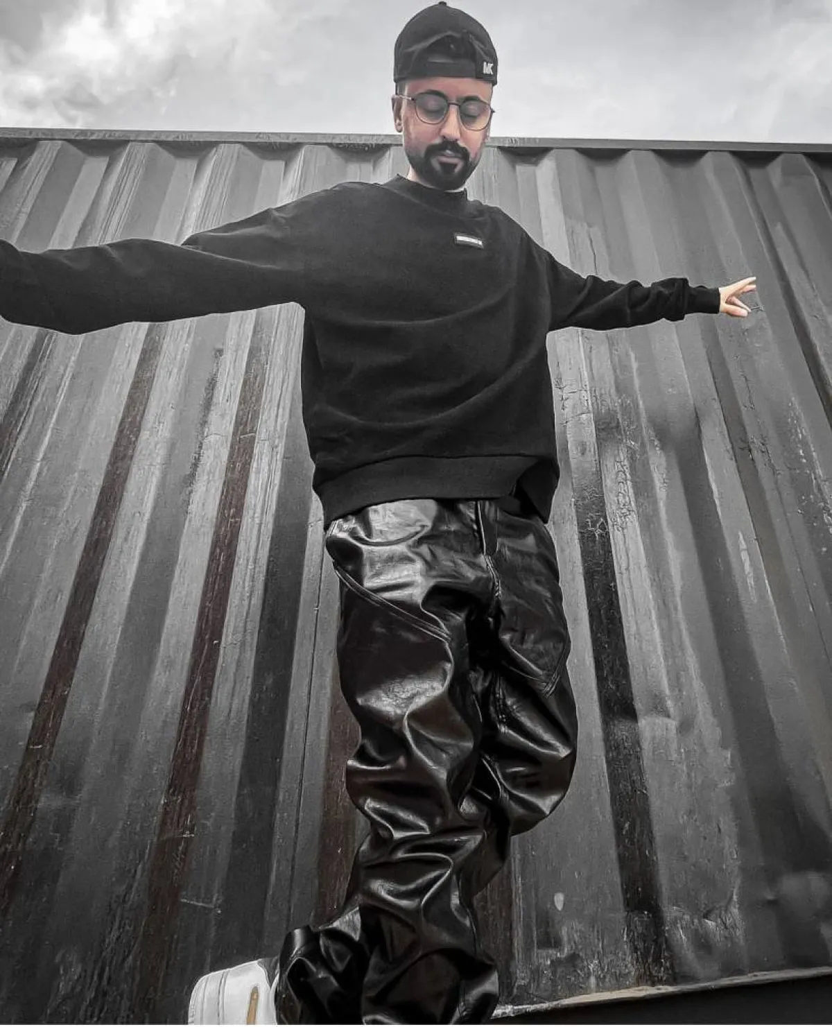 إبراهيم عبد الرحمن بإطلالة مونوكروم سوداء