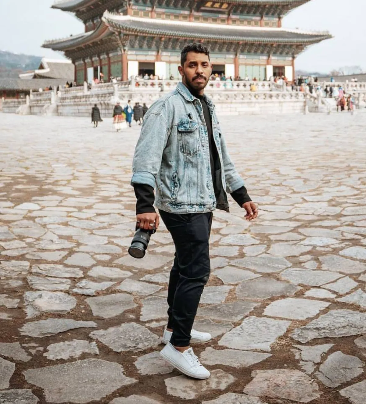 محمد سال بمعطف الجينز