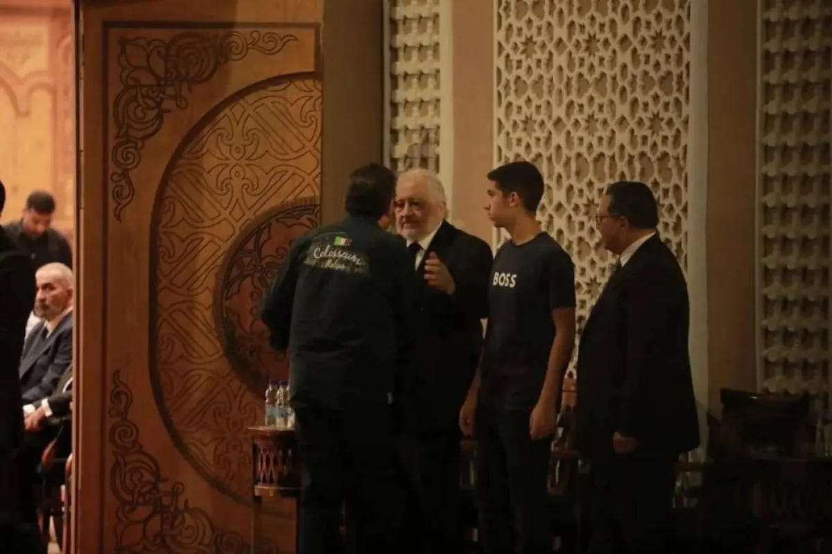 خالد زكي يسقبل العزاء في زوجته - الصورة من Et بالعربي على تويتر