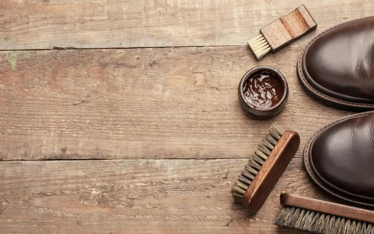 طريقة متبعة في تلميع الحذاء المصنوع من الجلد الطبيعي 