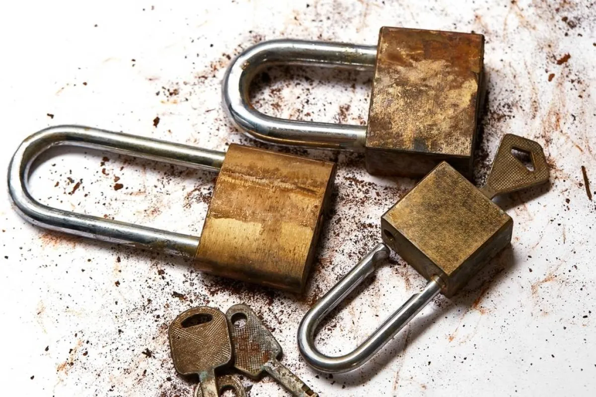 مفاتيح وأقفال صدئة
