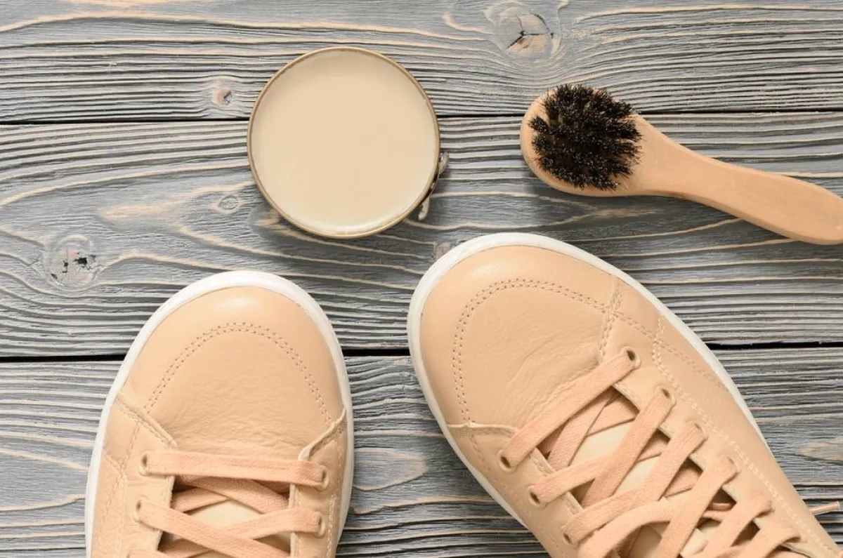 حذاء جلدي فاتح اللون