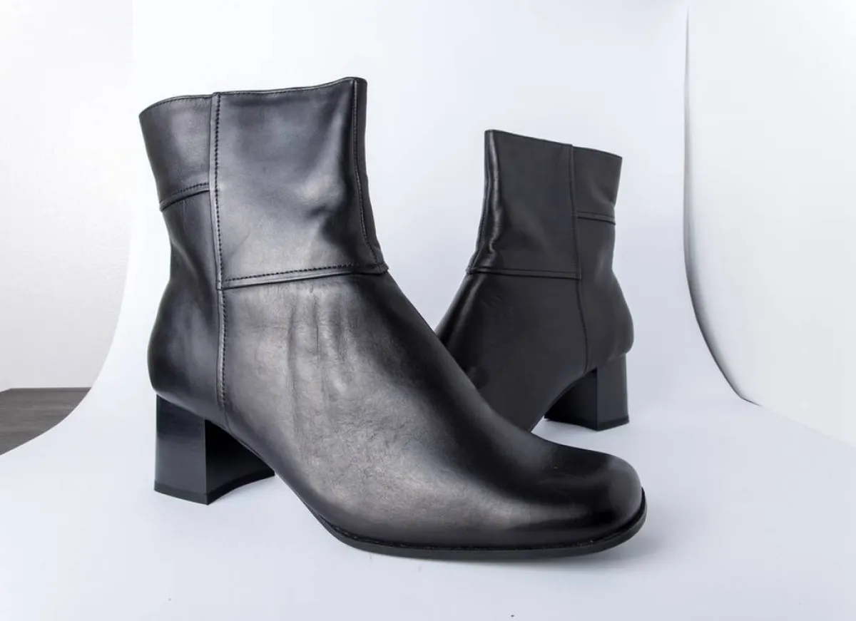 حذاء مصنوع من الجلد الطبيعي