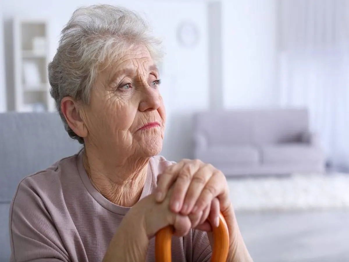 في المراحل المبكرة يكون العارض الرئيسي لمرض الزهايمر هو هفوات الذاكرة