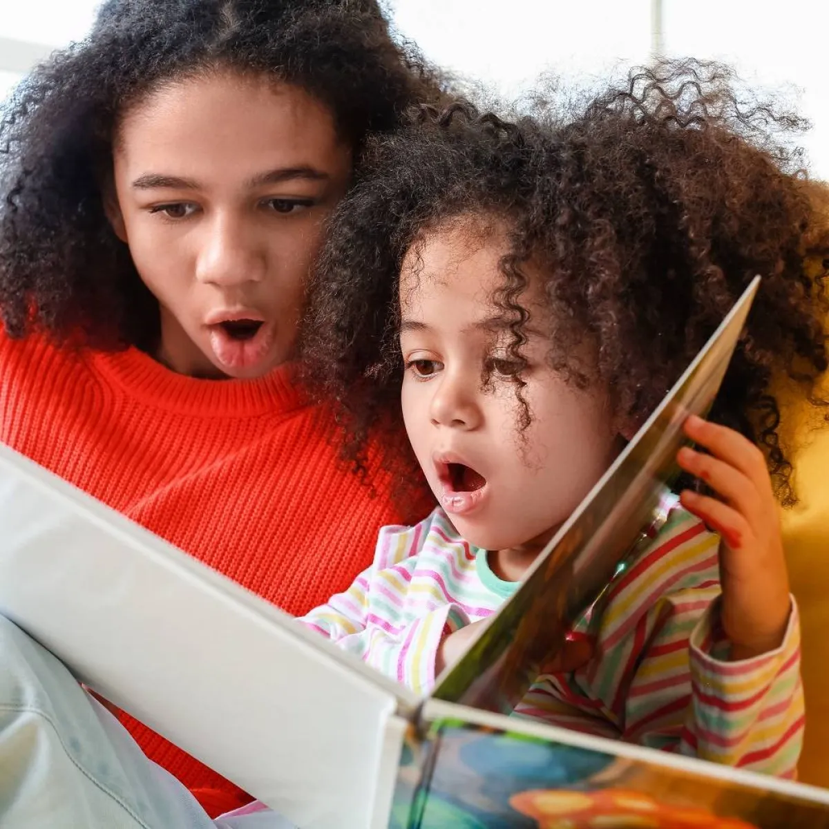 صورة تعبر عن دهشة الطفولة